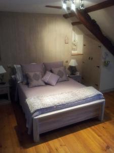 Tempat tidur dalam kamar di Les Charmettes