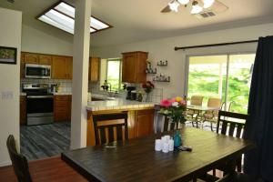 eine Küche und ein Esszimmer mit einem Holztisch in der Unterkunft Blue Jay Paradise in Three Rivers