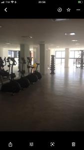 - une salle de sport avec plusieurs tapis de course dans l'établissement Mar e Sol da Pajuçara, à Maceió