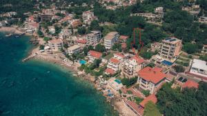 eine Luftansicht eines Resorts am Meer in der Unterkunft Vila Fortuna in Sutomore