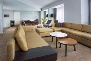 ein Wohnzimmer mit einem Sofa und einem Tisch in der Unterkunft Hyatt Regency San Francisco Airport in Burlingame