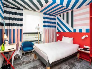 Łóżko lub łóżka w pokoju w obiekcie ibis Styles Warszawa Centrum