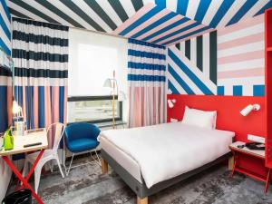 - une chambre avec un lit et un bureau dans l'établissement ibis Styles Warszawa Centrum, à Varsovie
