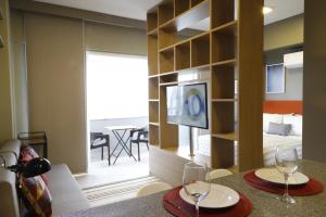 a room with a dining table with two wine glasses at #1 Sofisticado Estúdio na Boaventura da Silva in Belém