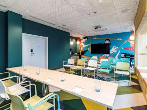 Telewizja i/lub zestaw kina domowego w obiekcie ibis Styles Warszawa Centrum