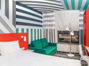 Łóżko lub łóżka w pokoju w obiekcie ibis Styles Warszawa Centrum