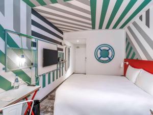 Łóżko lub łóżka w pokoju w obiekcie ibis Styles Warszawa Centrum