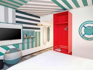 Łóżko lub łóżka w pokoju w obiekcie ibis Styles Warszawa Centrum