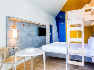 Un pat sau paturi într-o cameră la ibis budget Paris Gennevilliers