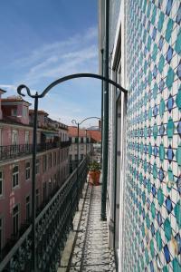 una vista da un balcone di un edificio di Flora Baixa Apartments a Lisbona