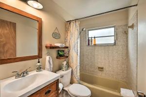 Un baño con lavabo, inodoro y ducha. en Family-Friendly Home about 4 Mi to Naples Beach and Pier, en Naples 21 fotos más