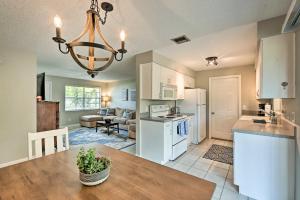 cocina y sala de estar con mesa en una habitación en Family-Friendly Home about 4 Mi to Naples Beach and Pier, en Naples