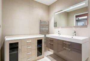 un bagno con due lavandini e uno specchio di Appartement T4 Centre Ville Séte tout confort 3 chambres a Sète Altre 29 foto