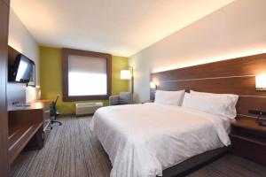 เตียงในห้องที่ Holiday Inn Express & Suites Southern Pines-Pinehurst Area, an IHG Hotel