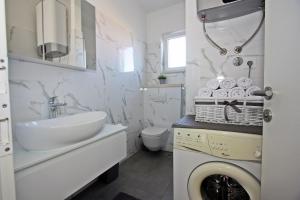 Ένα μπάνιο στο Apartments Irena +26 φωτογραφίες