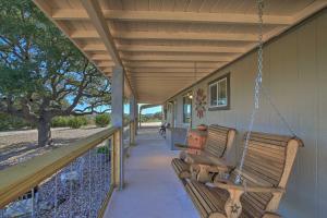 een schommel aan de zijkant van een huis bij Updated Cabin with Fire Pit - 1 Mile From Downtown! in Fredericksburg