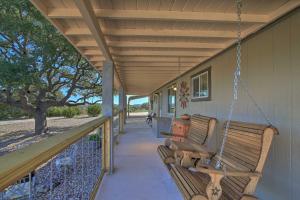 Μπαλκόνι ή βεράντα στο Updated Cabin with Fire Pit - 1 Mile From Downtown!