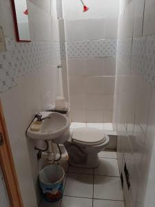 uma casa de banho com um WC e um lavatório em Hospedaje Anny em Larán