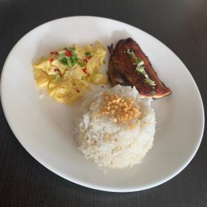 un plato de comida con arroz y otros alimentos en Cebu R Hotel Mabolo, en Cebú