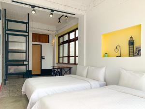 Giường trong phòng chung tại 澎湖 就這兒旅居