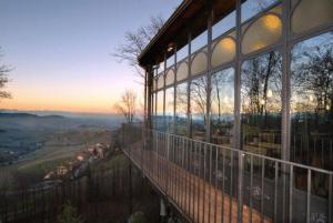 - un bâtiment doté de fenêtres offrant une vue sur la vallée dans l'établissement Hotel Villa Beccaris, à Monforte dʼAlba