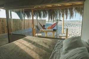 维加伊托Vistazul的一间带床的卧室，可欣赏海滩景色