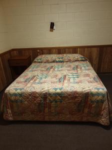 Postel nebo postele na pokoji v ubytování Opal Inn Hotel, Motel, Caravan Park