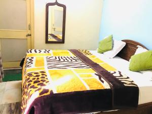 Un dormitorio con una cama con una manta de guepardo encima. en Hotel Golden City with Swimming Pool, en Jaisalmer