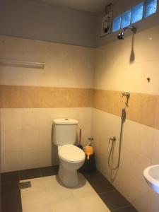 a bathroom with a toilet and a sink at Suhaila Palace in Perhentian Islands