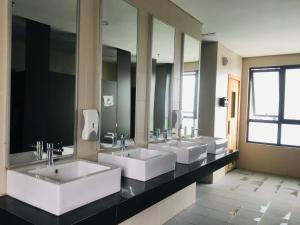 莎阿南Studio I-Soho D'Gunduls Homestay by DGH I-CITY的浴室设有3个水槽和一排镜子