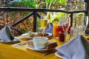 una mesa con platos de comida y copas de champán en Jacyjoka Apartments Nyali en Mombasa