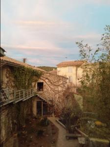 an old building with ivy on the side of it at Une Demeure d'Exception in Caveirac