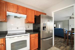 A kitchen or kitchenette at True-Mates Stay 5 minutes from Fort Bragg