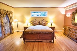 sypialnia z łóżkiem, 2 lampami i komodą w obiekcie Regal Victorian Home in Downtown Calistoga w mieście Calistoga