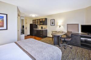 Кухня или мини-кухня в Candlewood Suites Indianapolis Northeast by IHG

