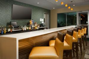 Area lounge atau bar di Holiday Inn El Paso Airport, an IHG Hotel