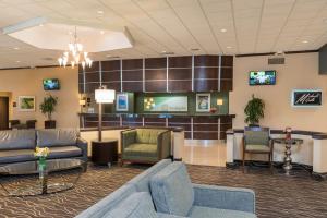 um lobby de um hospital com sofás e cadeiras em Holiday Inn Cleveland - South Independence, an IHG Hotel em Independence