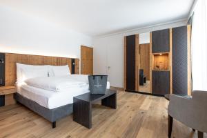 Postel nebo postele na pokoji v ubytování Waldhotel Arosa
