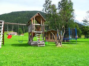 Plac zabaw dla dzieci w obiekcie Sattlehnerhof