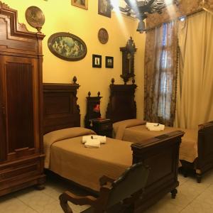 a room with a clock on the wall and a bed at B&B Il Caravaggio in Catania