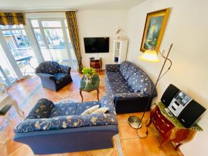 ein Wohnzimmer mit 2 Sofas und einem TV in der Unterkunft Residenz Bleichröder - Ferienwohnung 18 in Heringsdorf