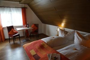 A bed or beds in a room at Gasthof zum Adler - Wahlwies