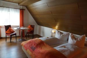 Postel nebo postele na pokoji v ubytování Gasthof zum Adler - Wahlwies-Restaurant-Montag-Dienstag-Ruhetag