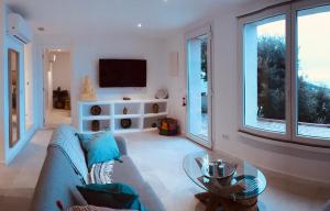 TV a/nebo společenská místnost v ubytování Can Estrellas apartamento vista mar
