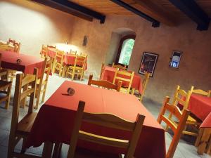 una sala da pranzo con tavoli, sedie e una finestra di Forte di Machaby ad Arnad
