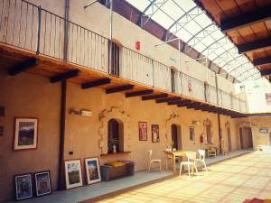 ein großes Gebäude mit einem Balkon und einem Tisch in der Unterkunft Forte di Machaby in Arnad