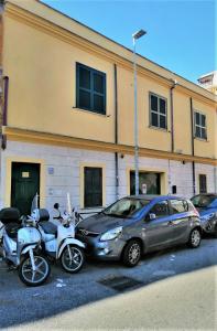un gruppo di motocicli parcheggiato di fronte a un edificio di Da Merion a Roma