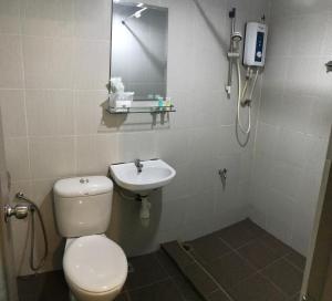 Een badkamer bij SARIKEI GARDEN HOTEL