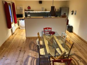 Il dispose d'une cuisine et d'une table à manger avec des chaises. dans l'établissement Gites La Chabanaise, à Beaulieu-sur-Dordogne