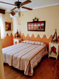 - une chambre avec un grand lit dans l'établissement El apartaito, à Sanlúcar de Barrameda